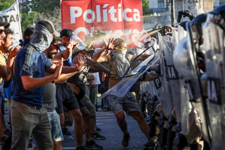 Incidentes y gas pimienta frente al Congreso: organizaciones sociales cortaron el tránsito y Gendarmería activó el protocolo