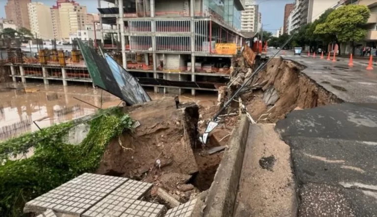 Temporal en Córdoba: derrumbe en plena avenida, destrozos y decenas de evacuados