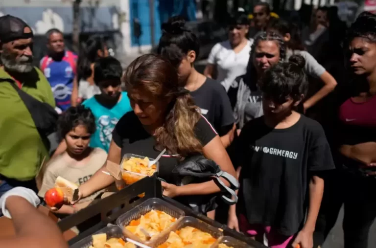 El Ejército Argentino se encarga de distribuir alimentos a punto de vencerse