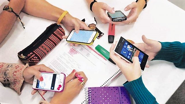Estudio revela que el uso de celular baja el aprendizaje