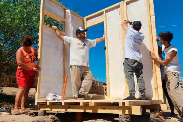 La ONG construye baños con paredes de madera