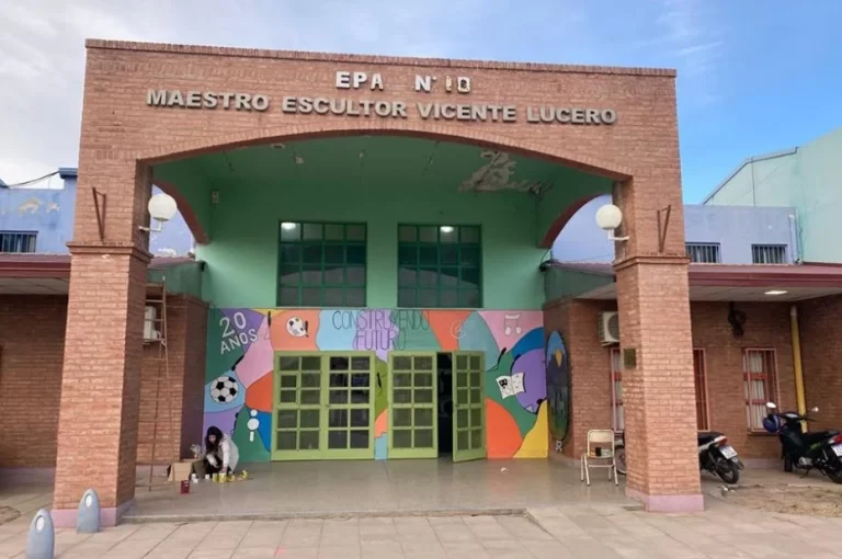 Urgente: una docente falleció en la EPA N°10 del barrio La Ribera